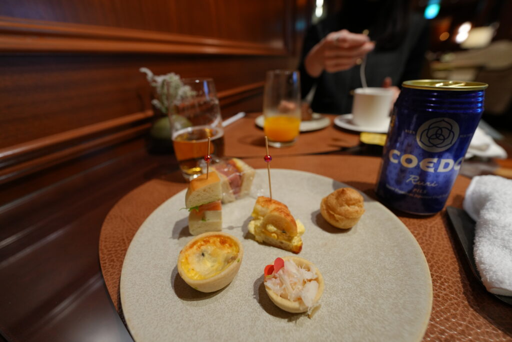 椿山荘ラウンジでCOEDOビールとおつまみプレート