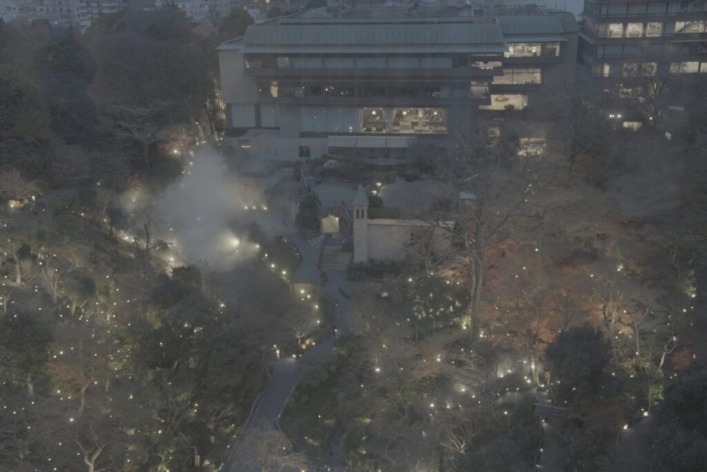 霧に包まれる椿山荘の庭園