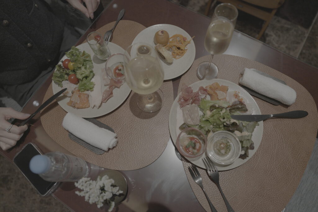 椿山荘ラウンジのディナーテーブル