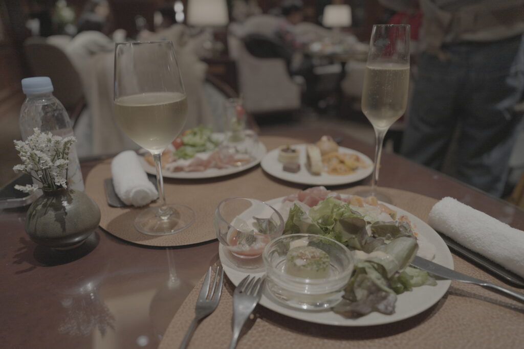 ラウンジでのシャンパンとディナー