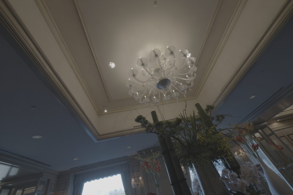 椿山荘ロビーのシャンデリアと館内装飾