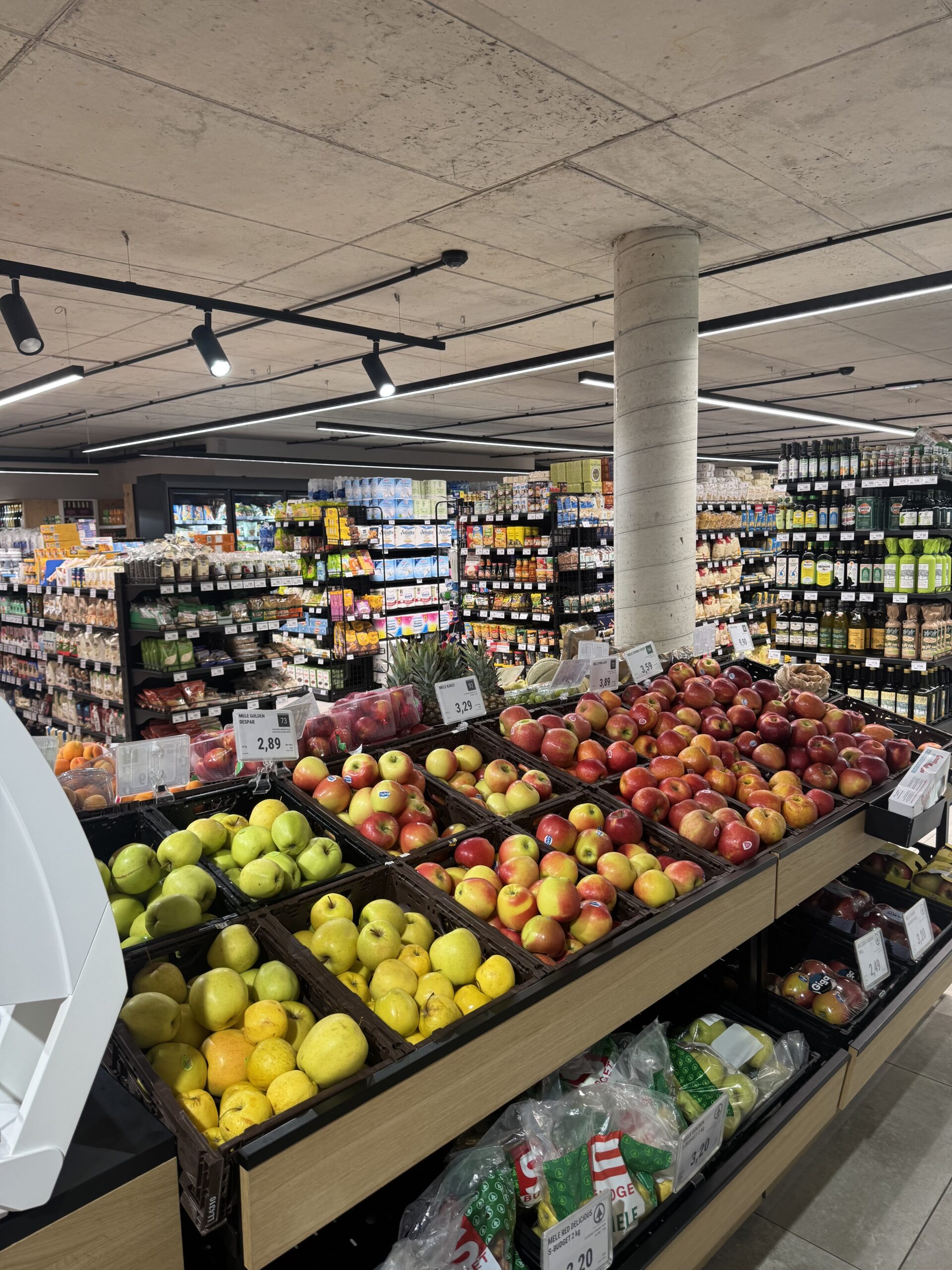 スーパーマーケットの新鮮なフルーツ