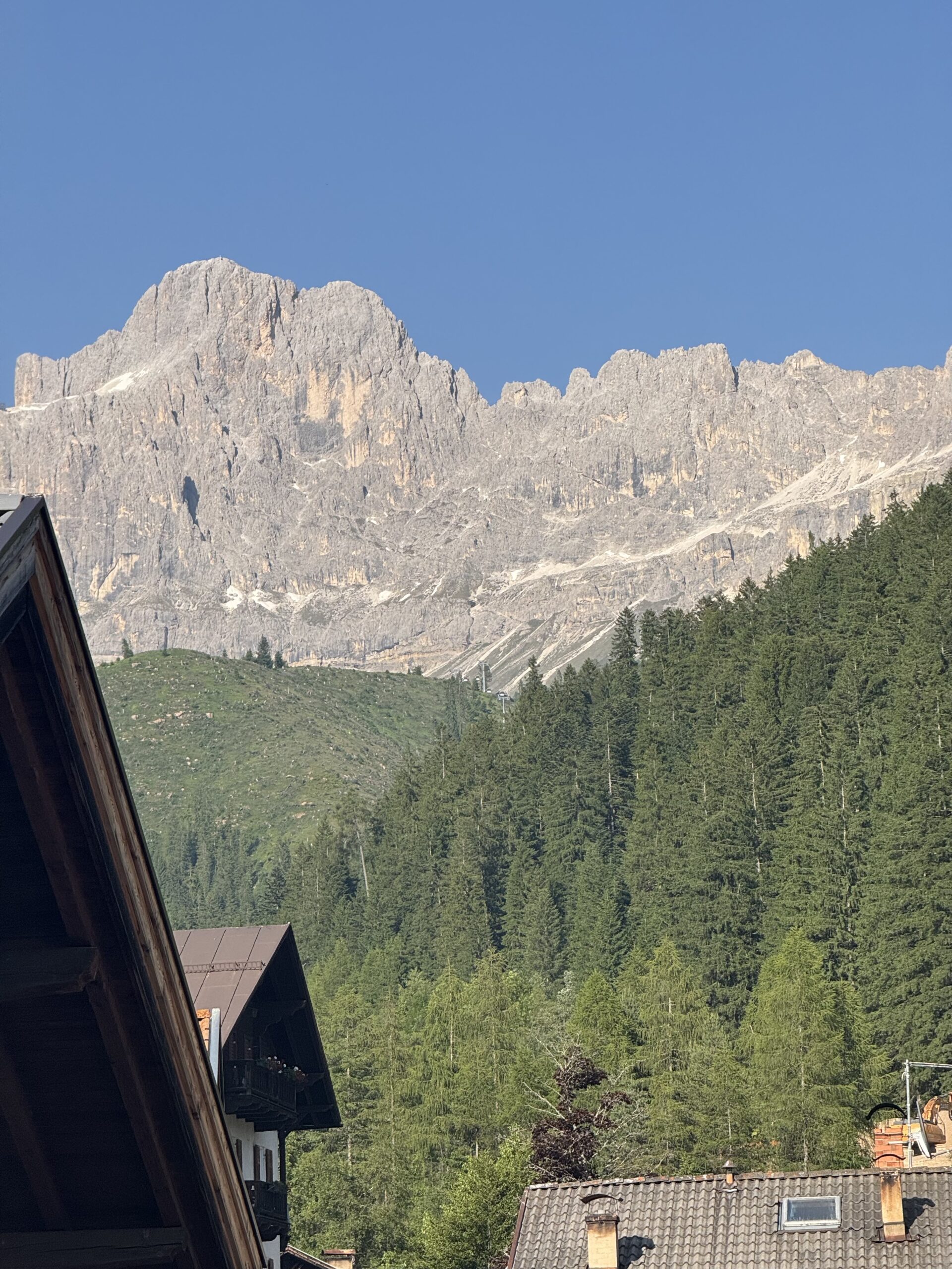 夕暮れのドロミテの岩峰