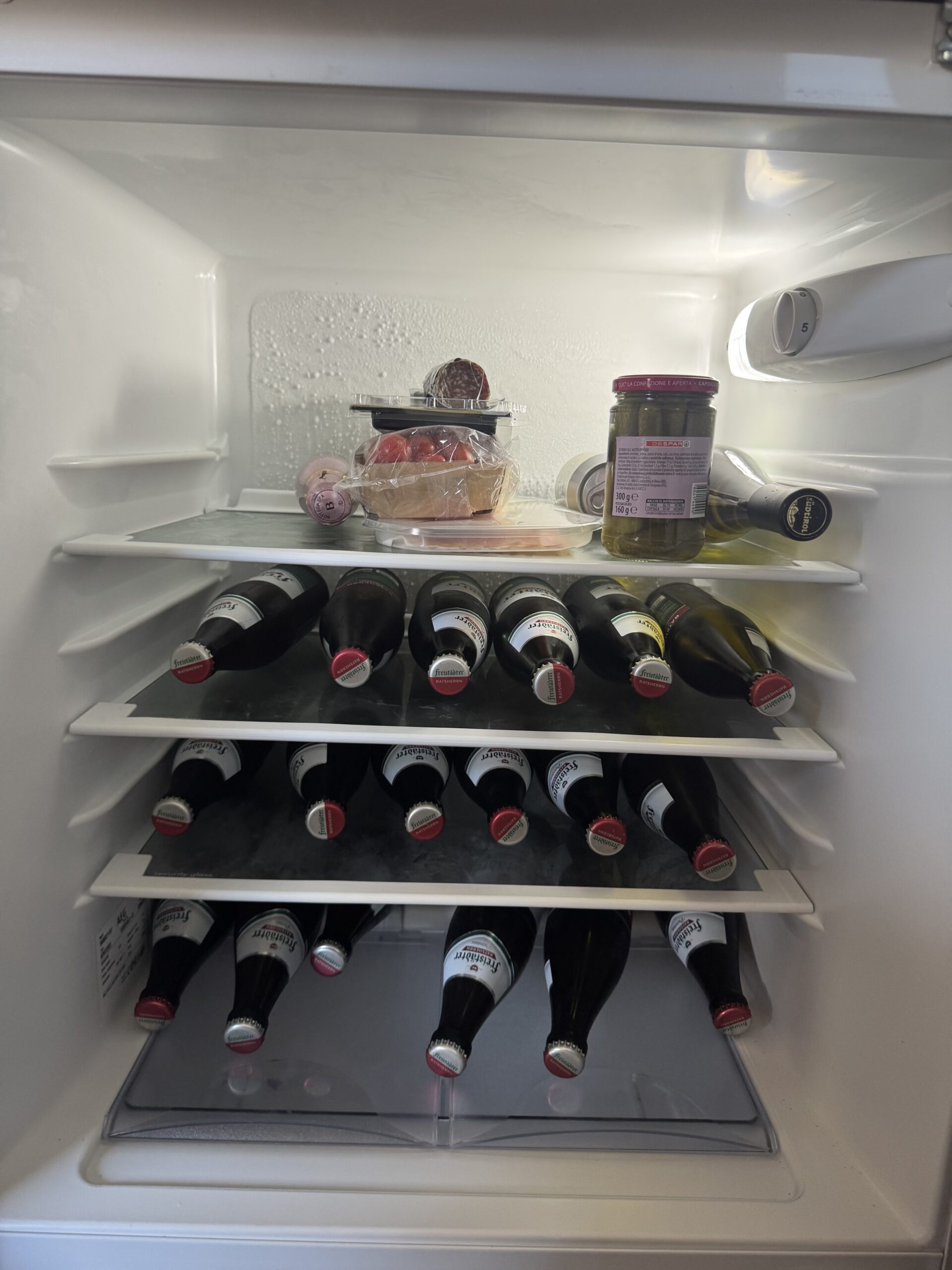 ワインボトルが並ぶ冷蔵庫