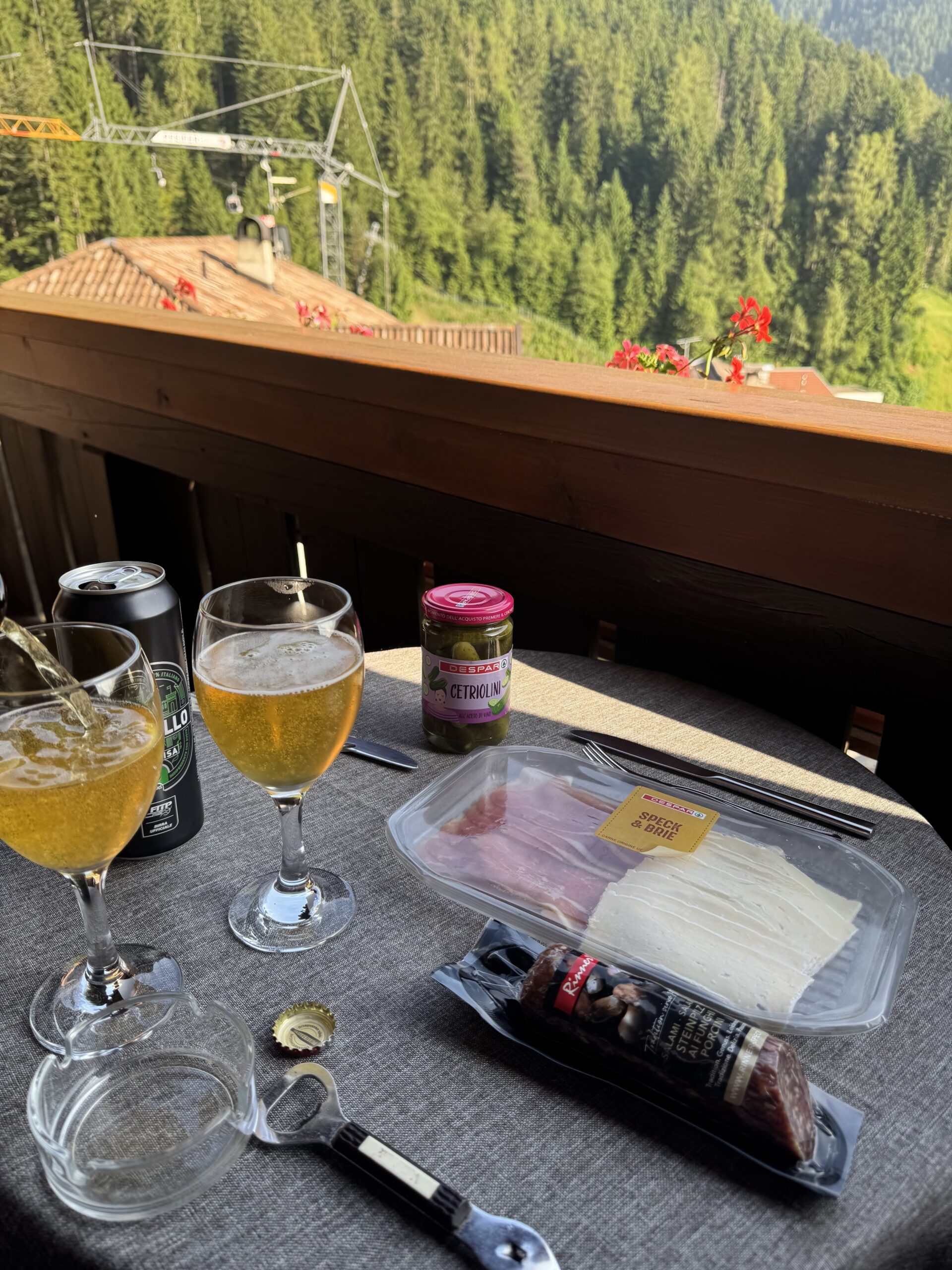 テラスでカクテルとビール