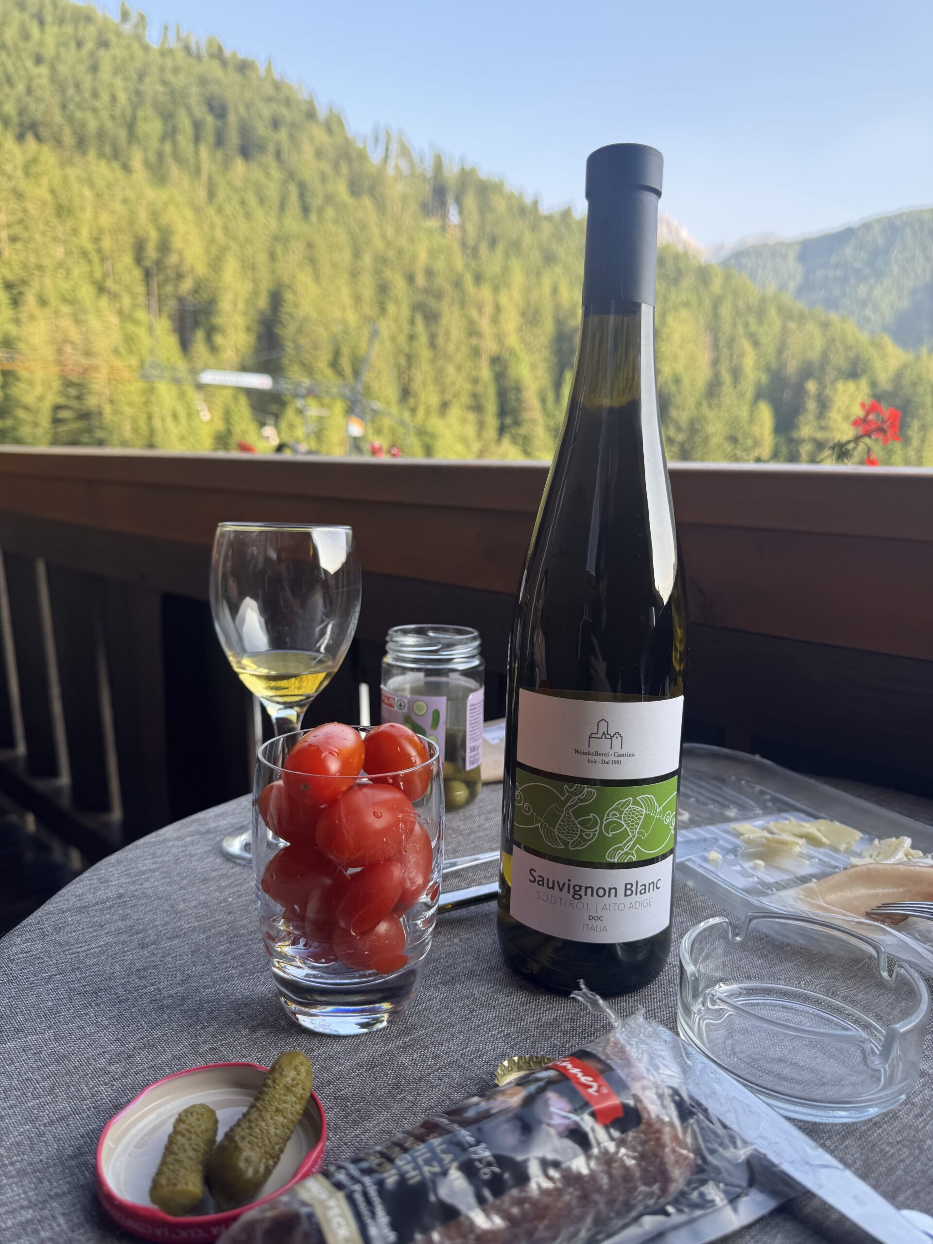 テラスでワインを楽しむ