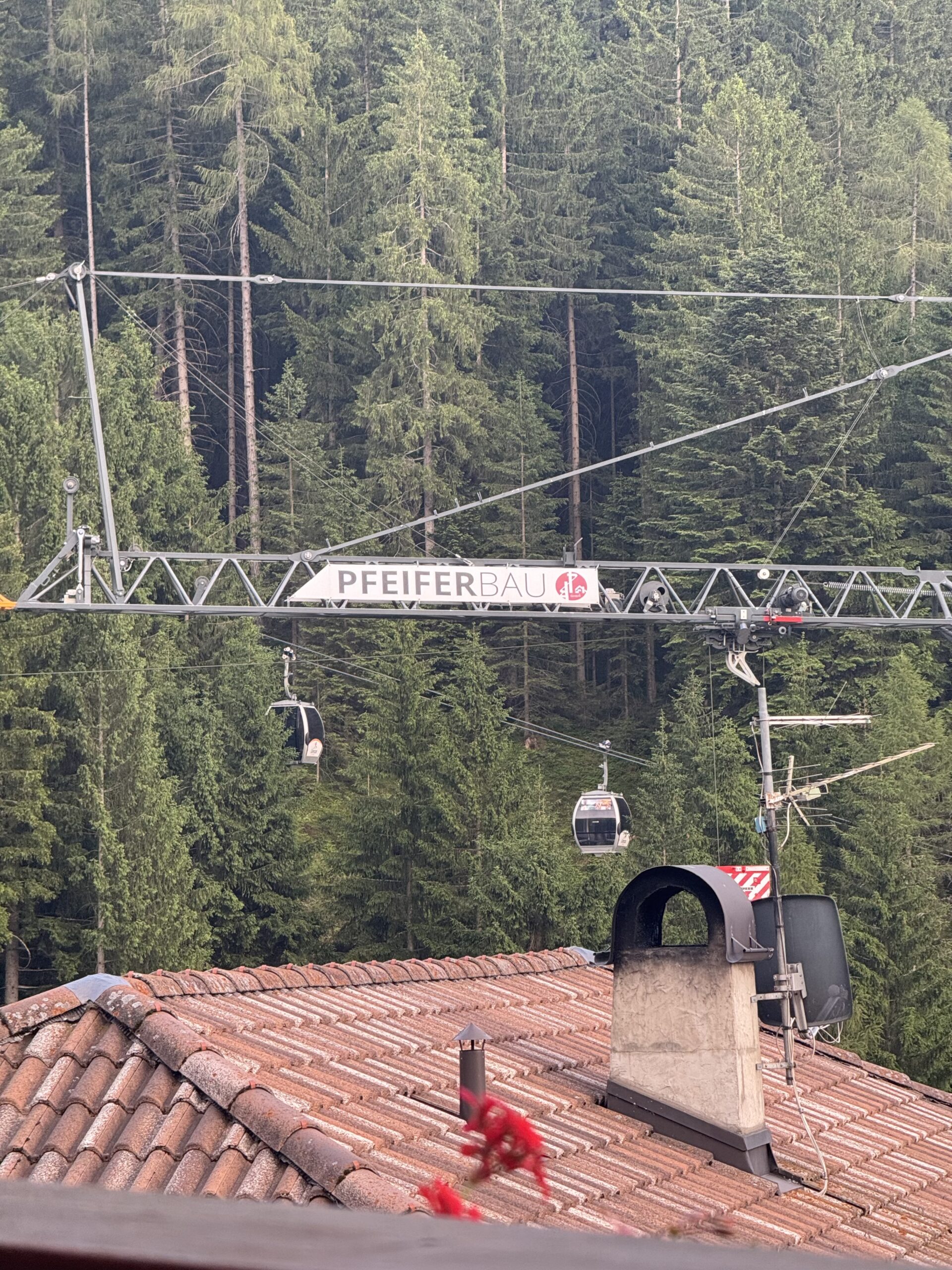山の麓の屋根と景色