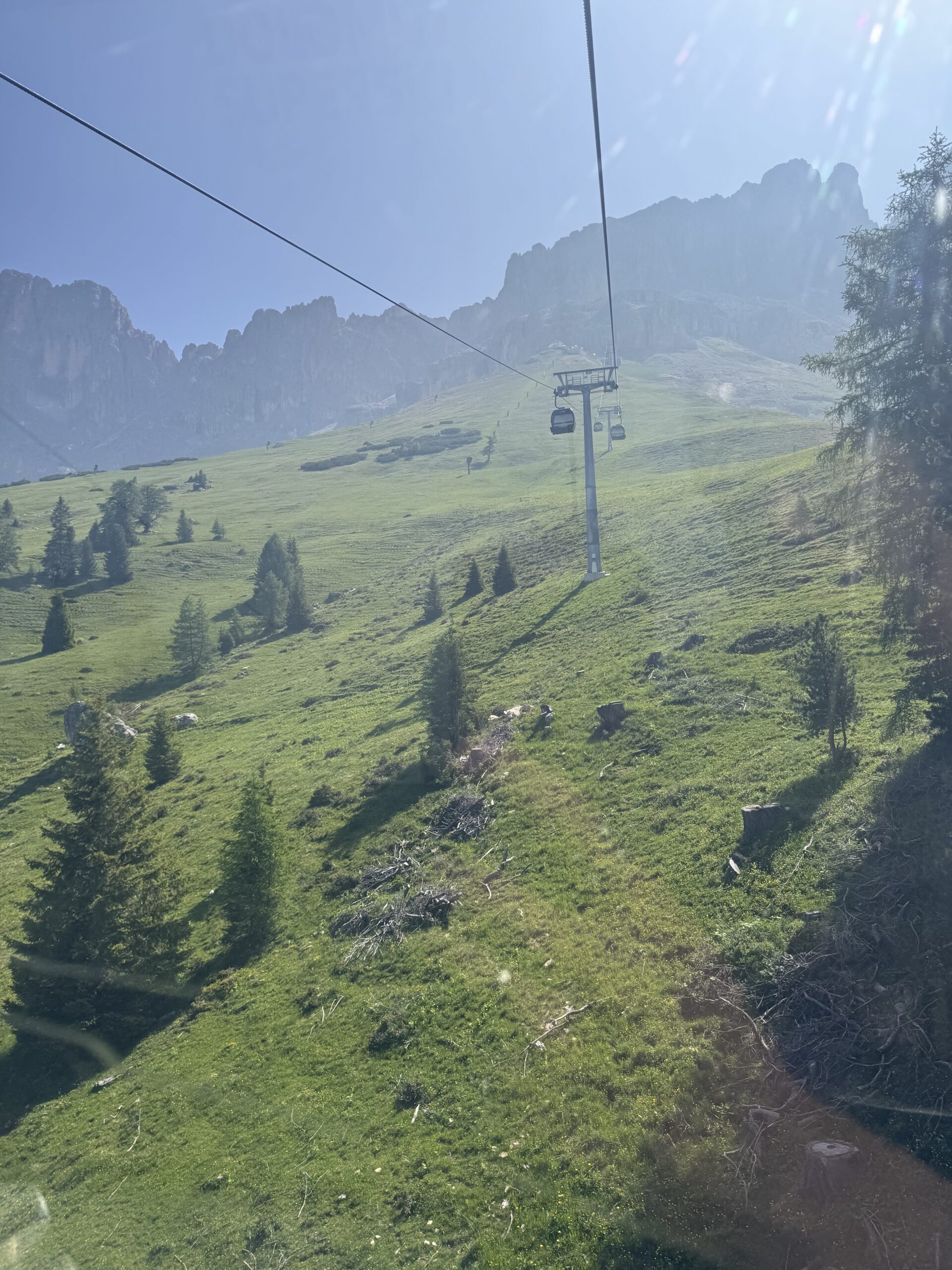 ドロミテの岩峰を見上げる