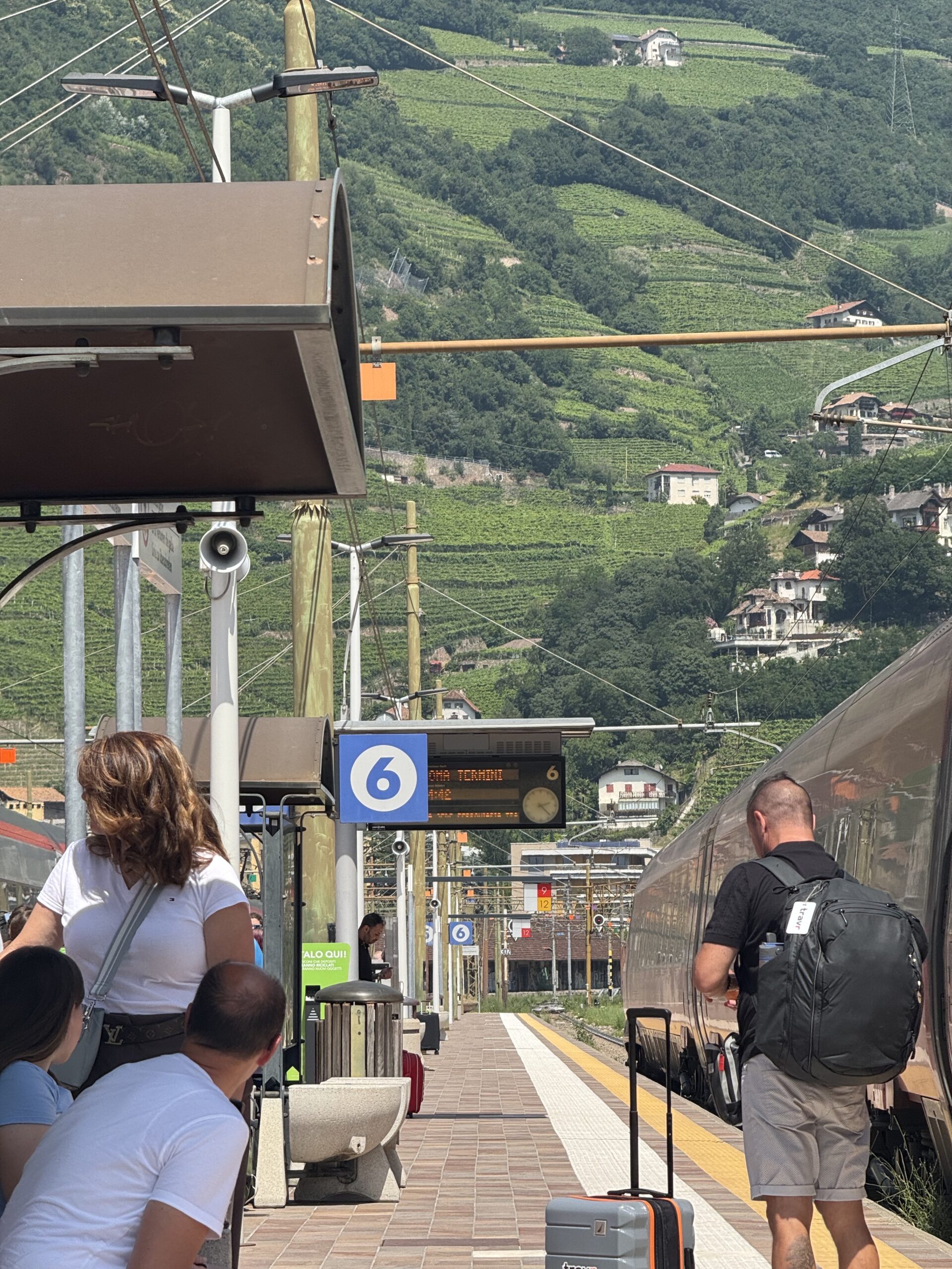 山間の駅に集まる乗客たち