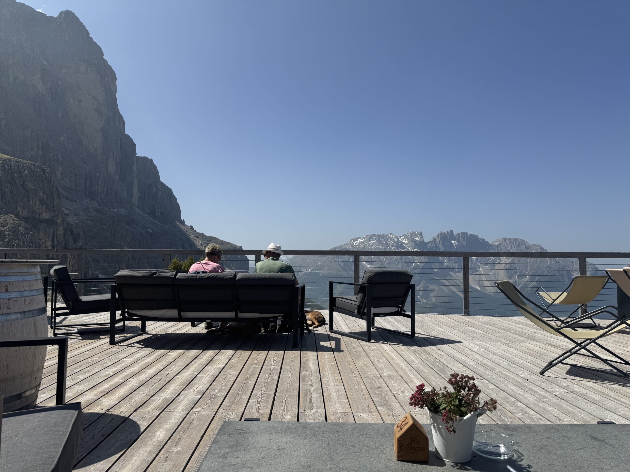 山小屋のテラス