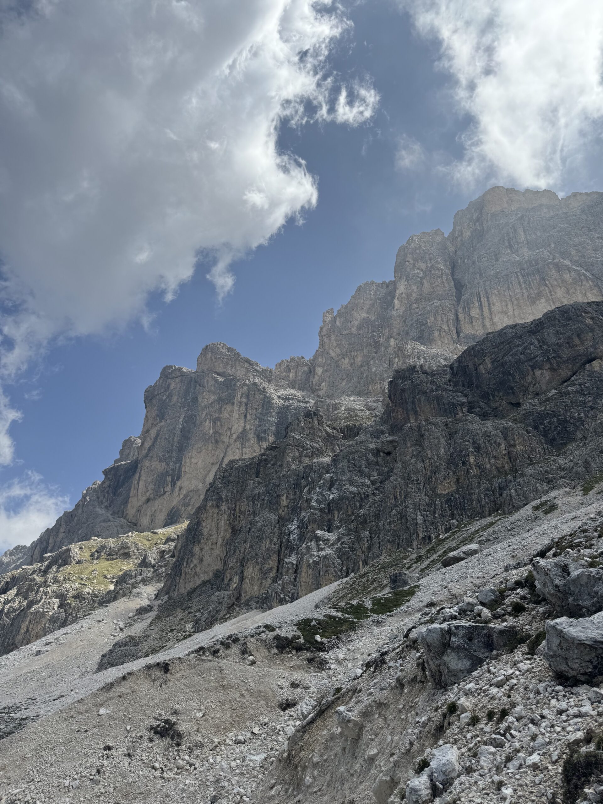 雲と山のパノラマ