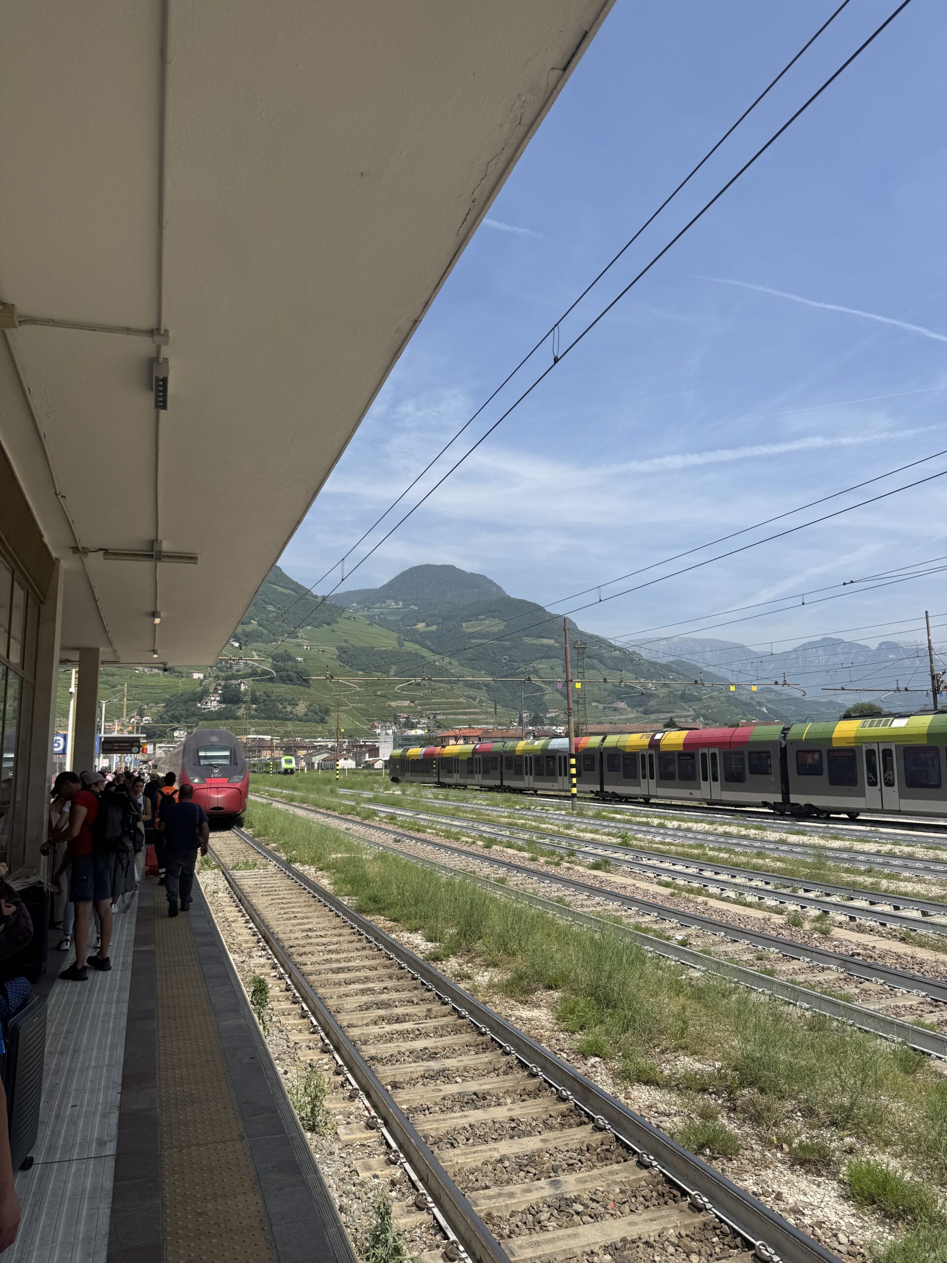 次の列車を待つ