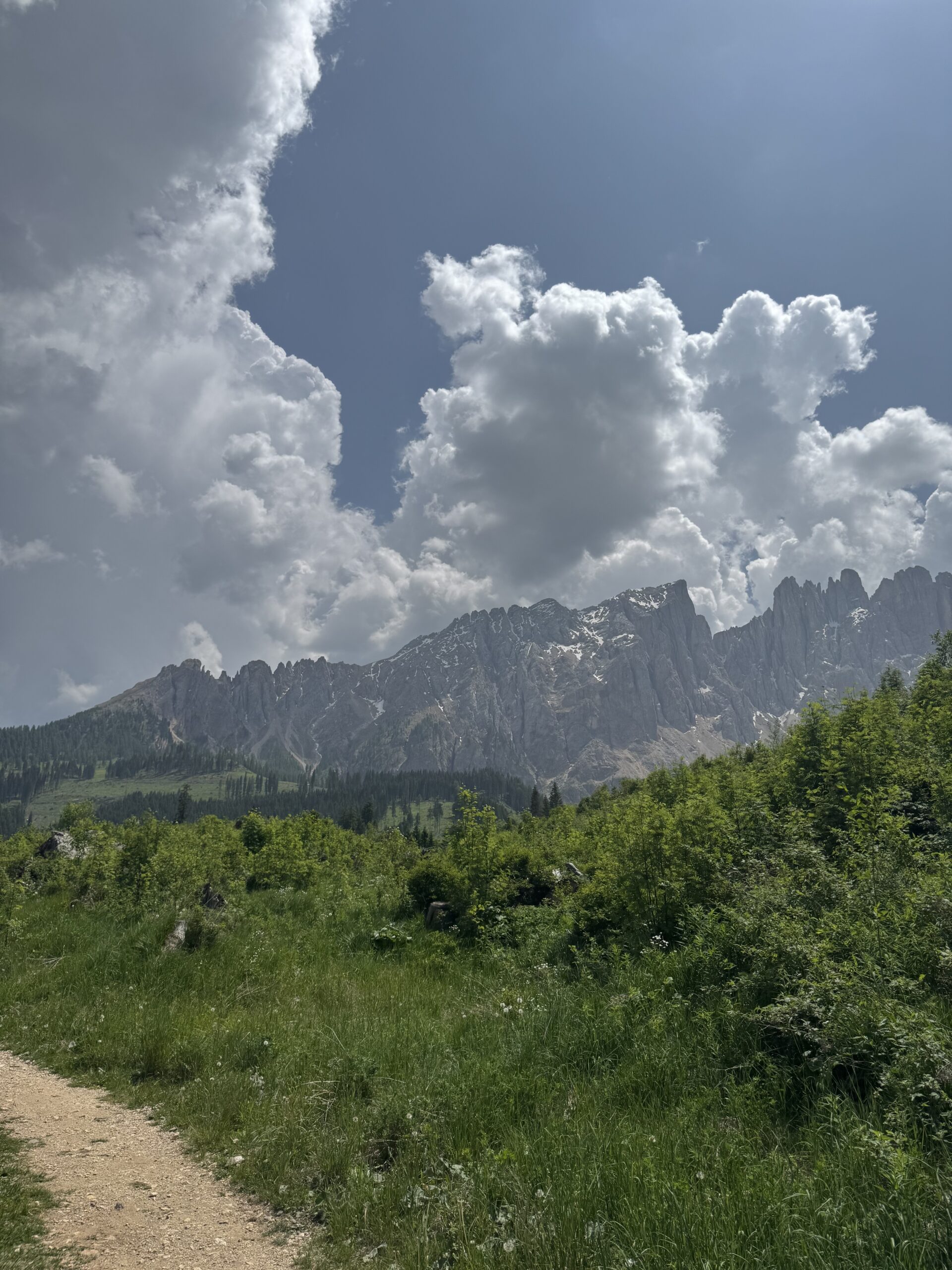 山と雲の壮大な景色