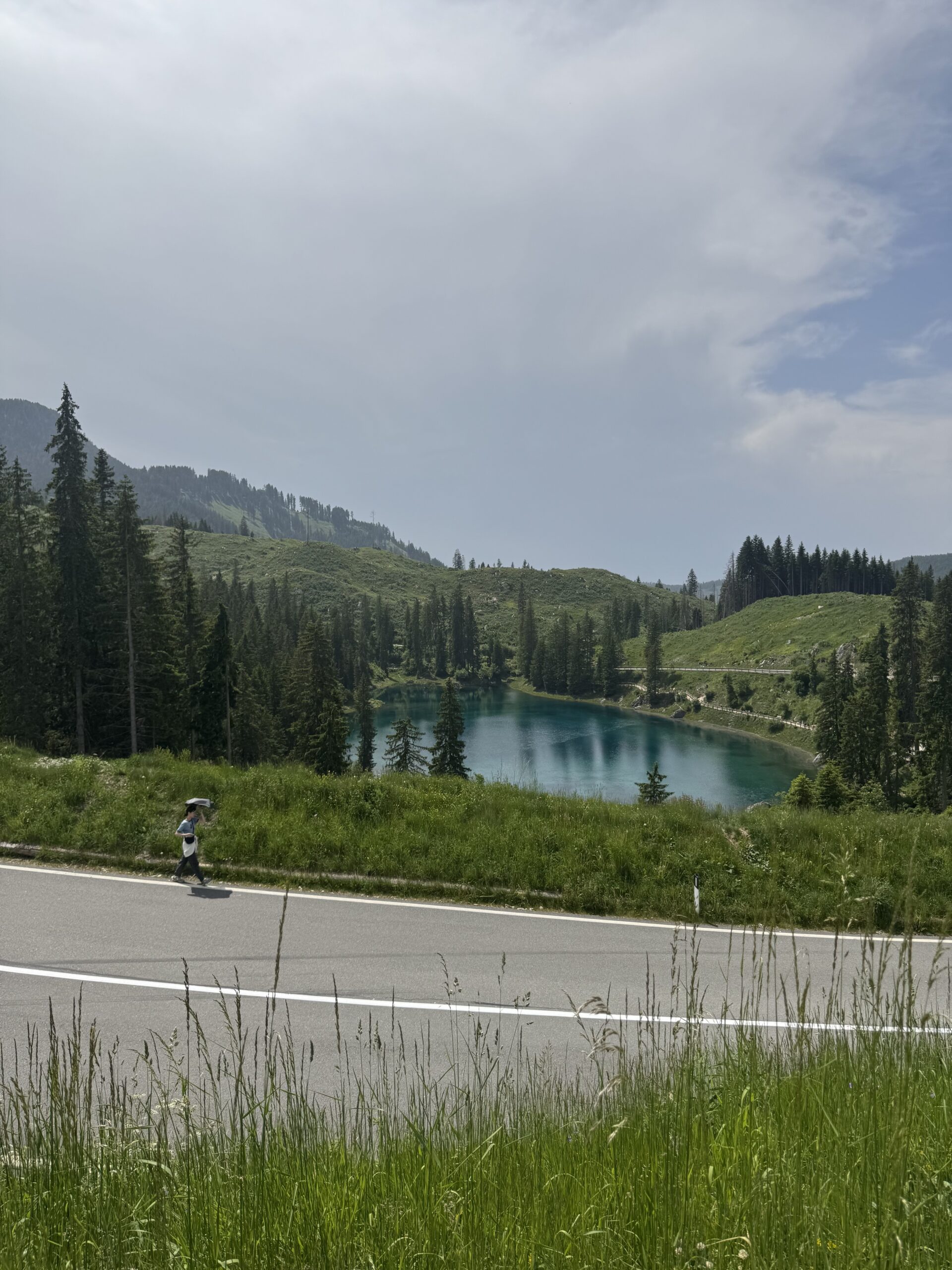山上のエメラルドグリーンの湖