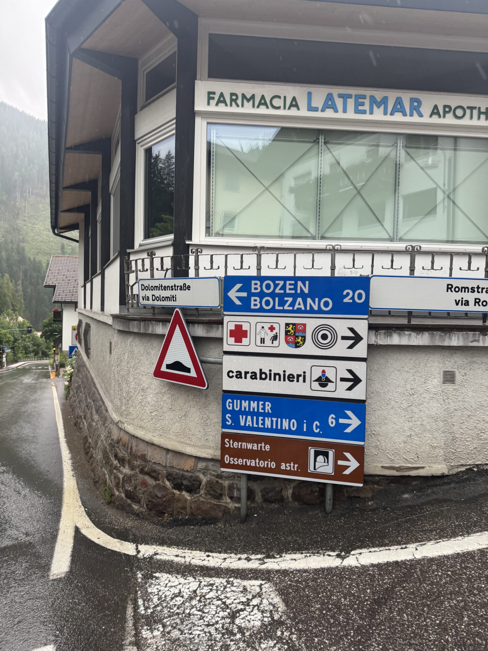 薬局の看板(FARMACIA LATEMAR)