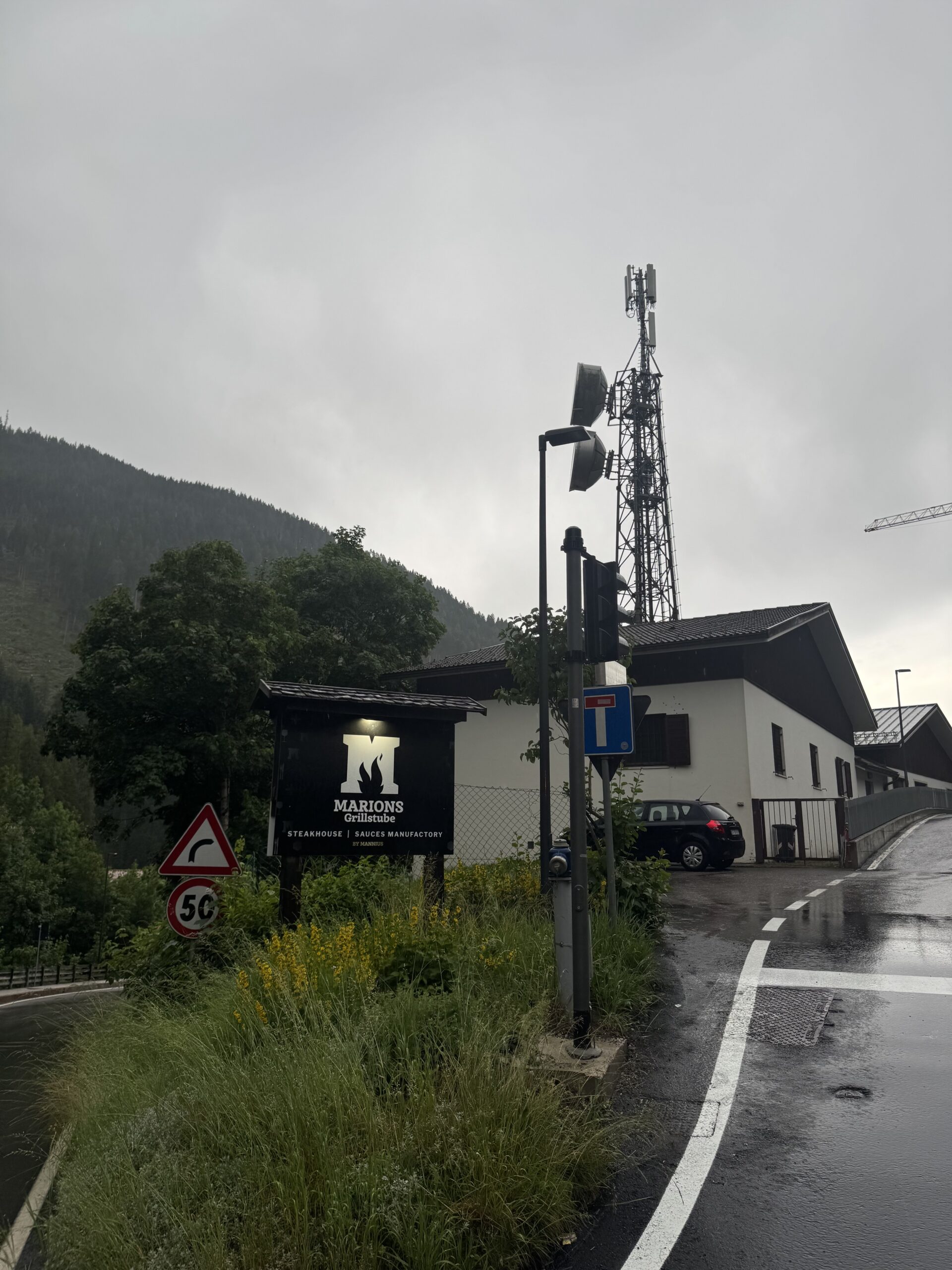 チーズ料理を調理中