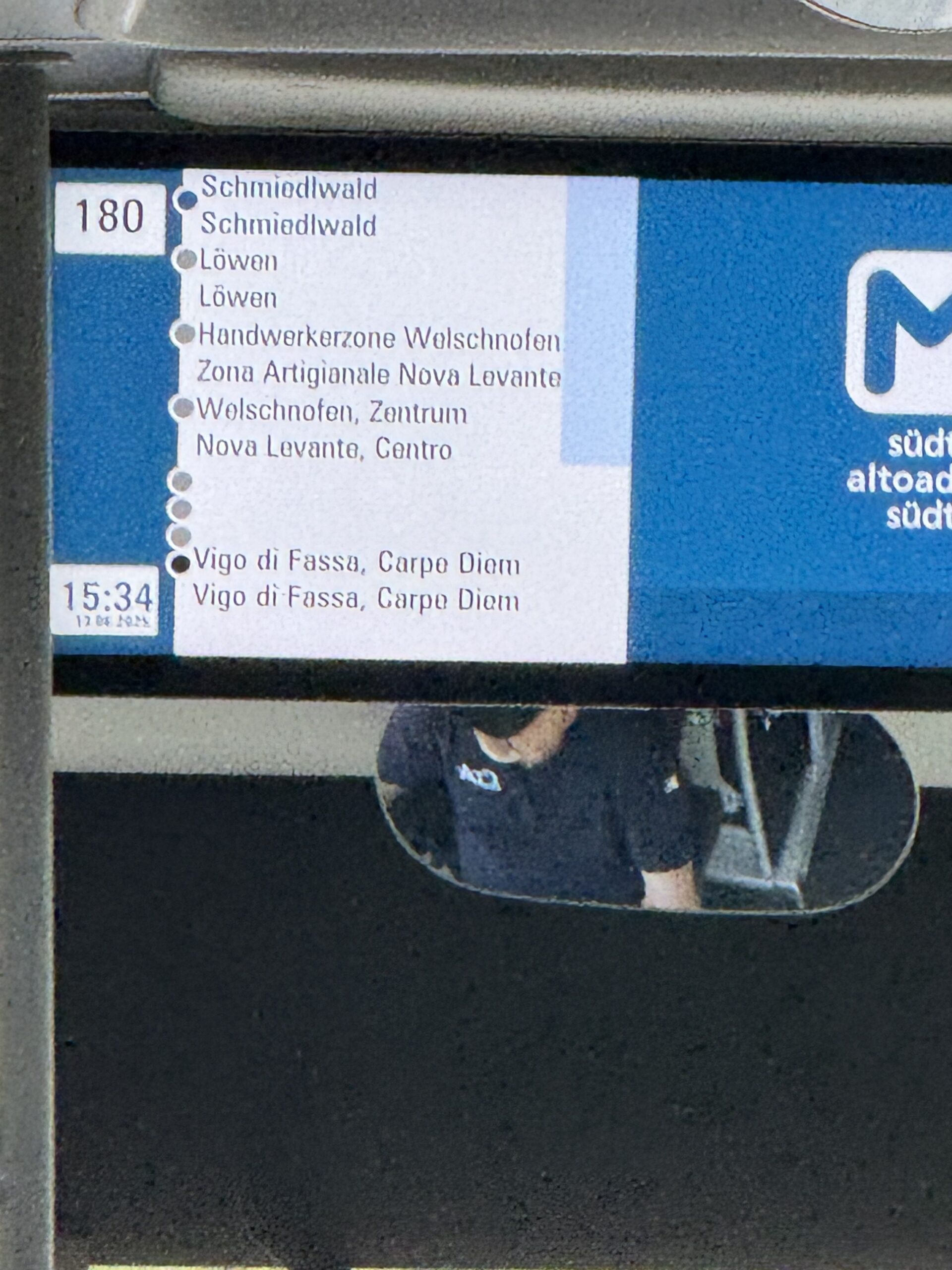 車窓から見えるぶどう畑と山