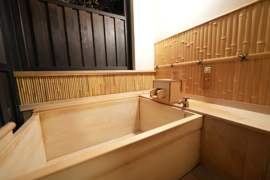 横から見た檜露天風呂