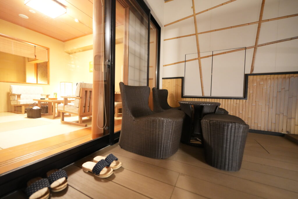 テラスのラタンチェアと木製デッキ