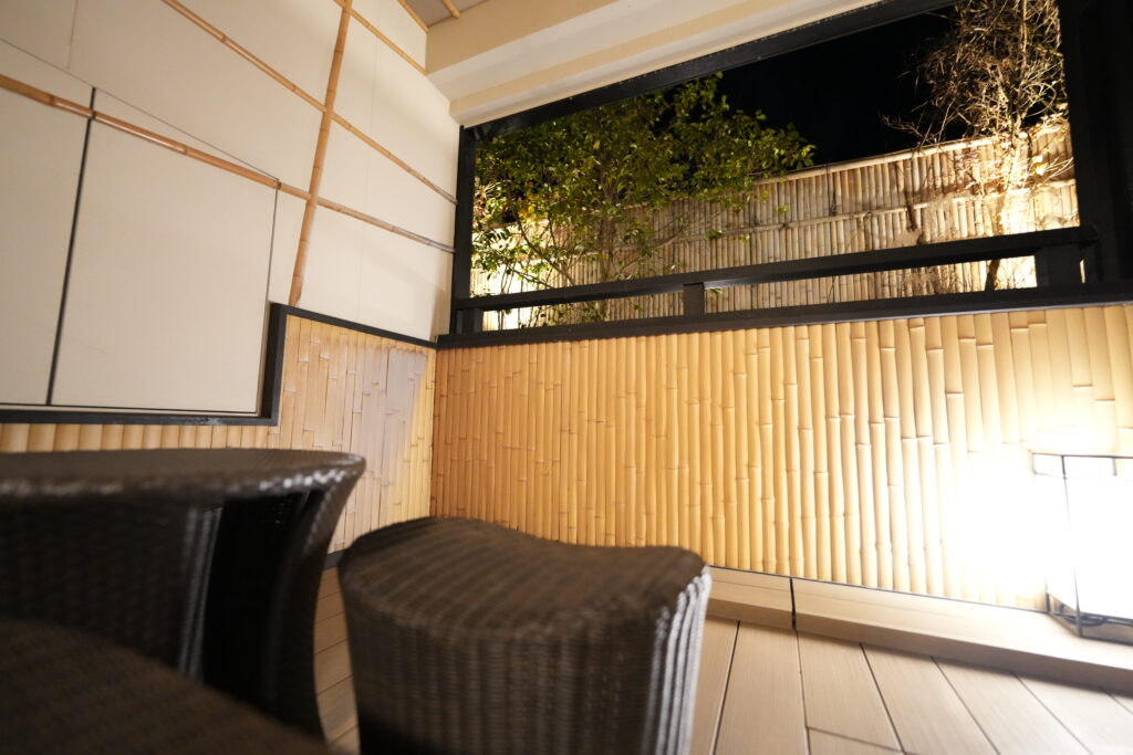 夜のテラスのライトアップ