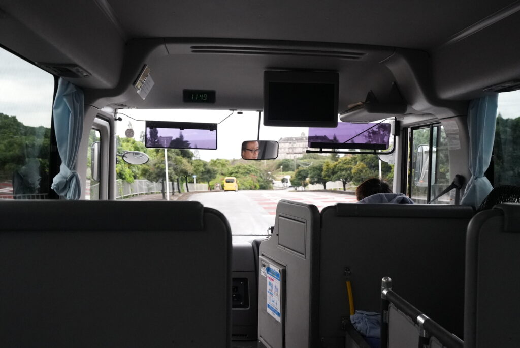 リゾートシャトルバスの車内