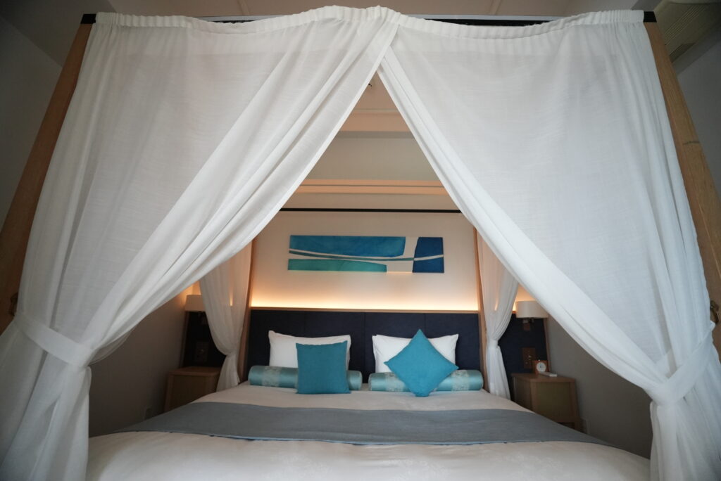 天蓋付きのベッドルーム