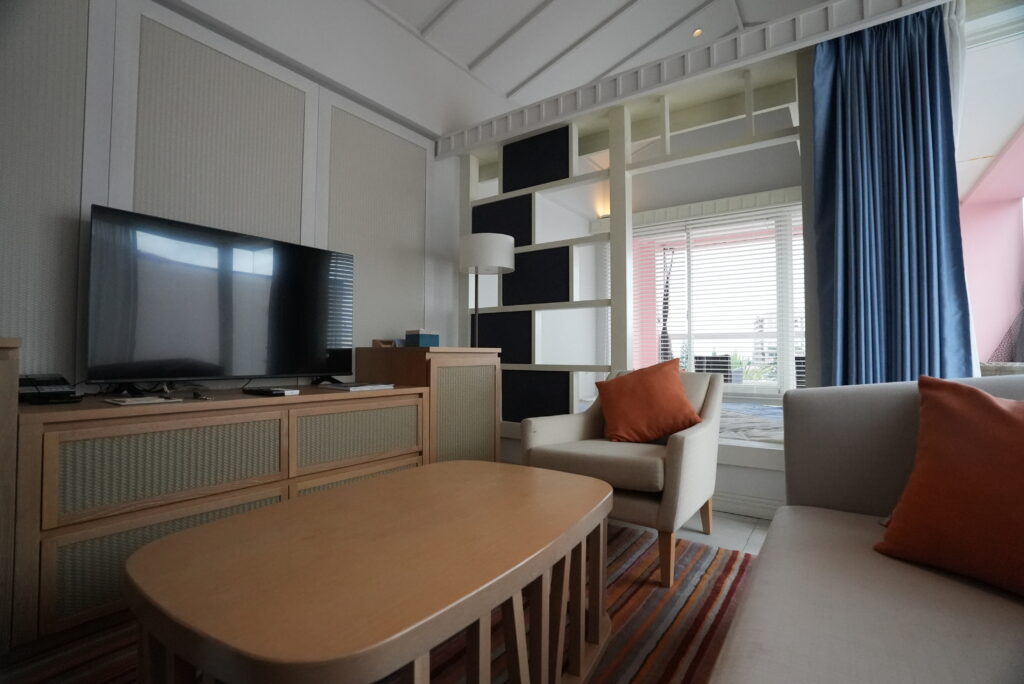 白を基調としたリビングルーム