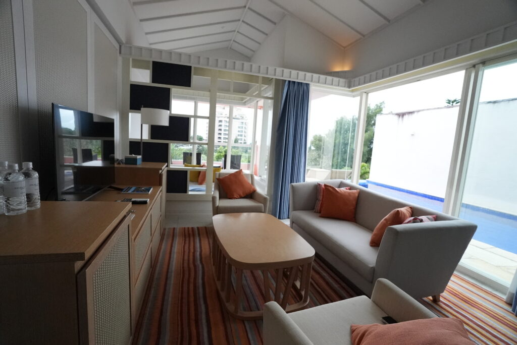 リビングルームからプールを望む