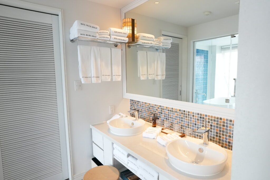 ダブルシンクのバスルーム