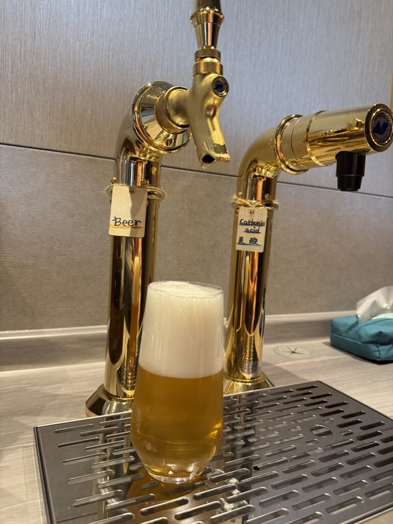 客室のビールサーバーで注いだ生ビール
