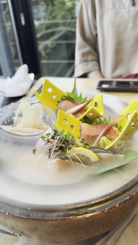 スモークの演出とともに供される地魚のお造り