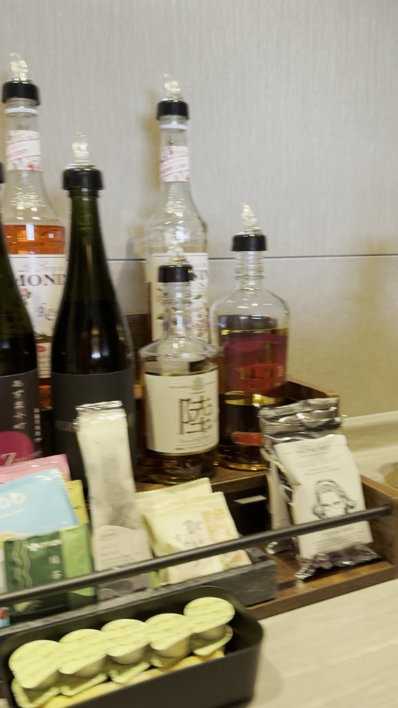 日本酒やウイスキー、シロップが並ぶドリンクワゴン