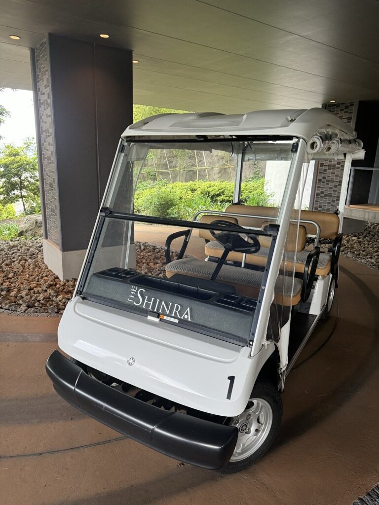 THE SHINRAのロゴが入った館内送迎カート