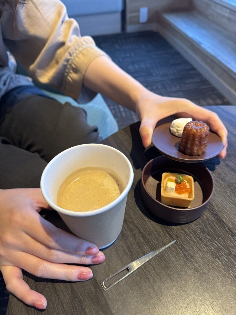 ラウンジのコーヒーと和菓子・カヌレ