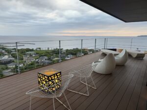 夕暮れのテラスラウンジから望む館山湾