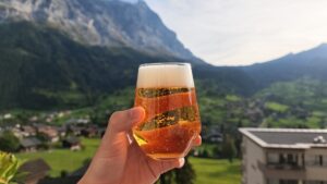 アルプスの山並みを背景に掲げたビールグラス