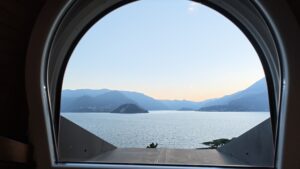 ヴィラ・モンティの大きな丸窓から望むコモ湖