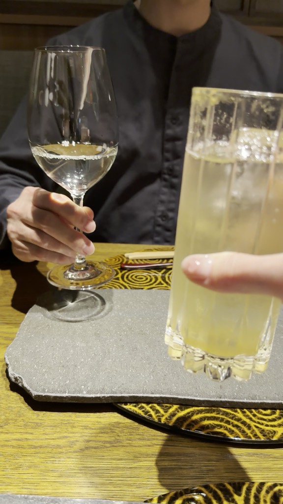 ふふ箱根の夕食で白ワインとハイボールで乾杯